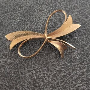 Vintage Carl Art Bow Brooch – Gold Tone Ribbon Pin Signed CA with Arrow